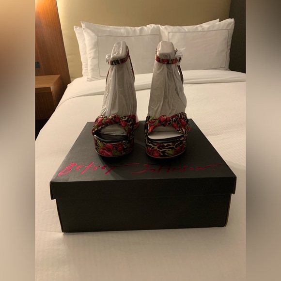 Betsey Johnson Women’s Brylie Leopard Floral Print Platform Block Heeled 4.5” - Picture 8 of 10